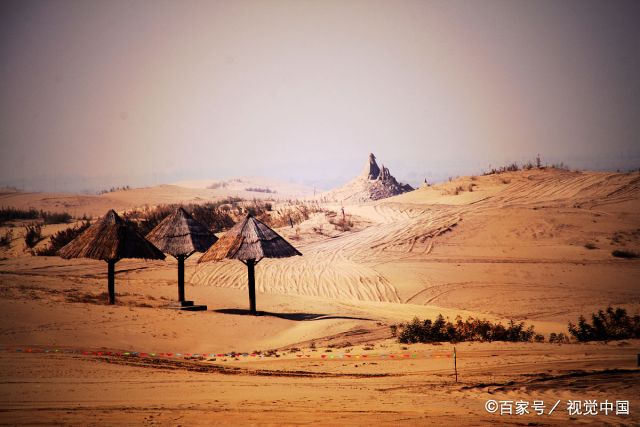 沙湖,一個沙漠和湖泊相互依存的景緻,位於寧夏石嘴山市的平羅縣境內.